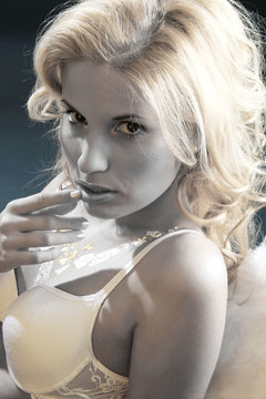 Frau in gold blond und grau mit wei&szlig;em B&uuml;stenhalter
