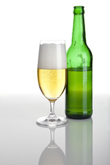 halb volles bierglas und flasche