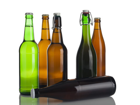 sechs bierflaschen isoliert