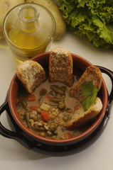 Zuppa alle verdure e cereali