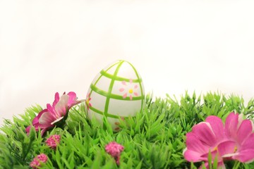 Osterei auf Blumenwiese