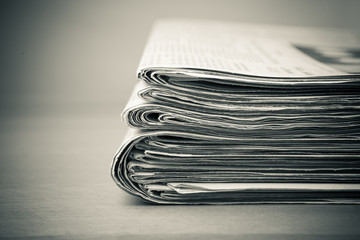 Stapel Zeitungen, monochrom