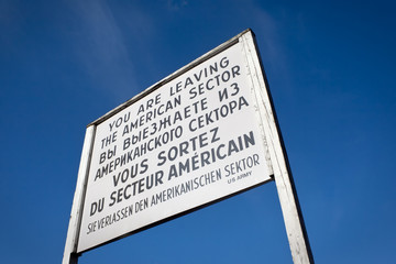 Obraz premium Sign at Checkpoint Charlie that divided east and west Berlin