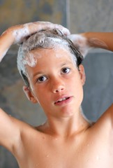 fillette faisant son shampoing © MurielleB