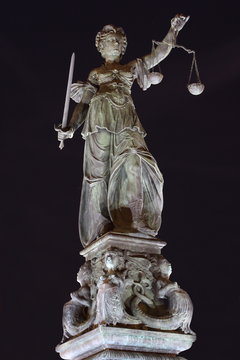 Justitia Justiz Recht Statue