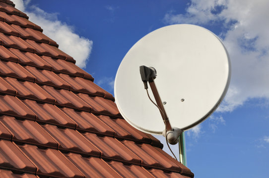 Antenne parabolique sur un toit