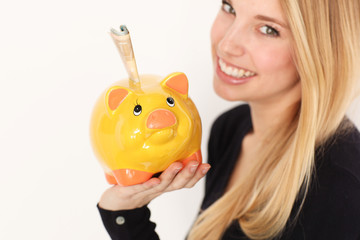 Frau mit Sparschwein