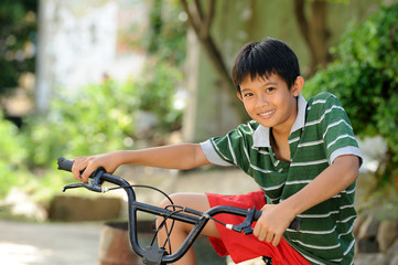 Obraz premium Village kid on bicycle