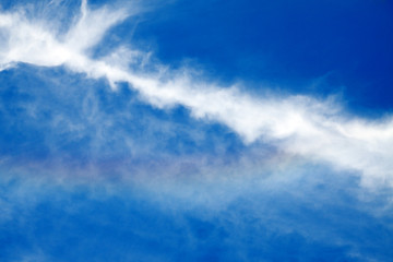 ciel bleu arc-en-ciel