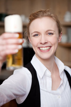 frau mit bierglas