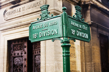 Obraz premium Road sign in the cemetery