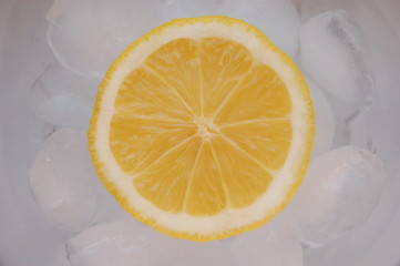 Cytryna na lodzie