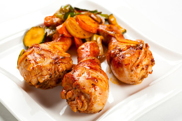 Roasted chicken drumsticks and vegetables