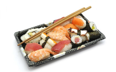 Sushi e sashimi in vassoio