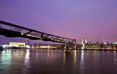 Fototapeta na wymiar Millenium Bridge und St. Paul's, London