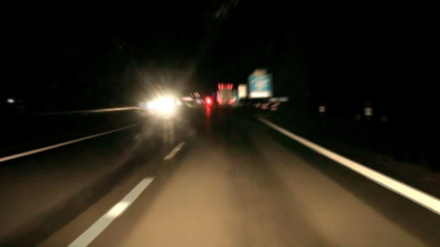 autobahnfahrt bei nacht im zeitraffer