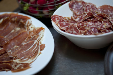 Charcuterie, jambon et saucisson