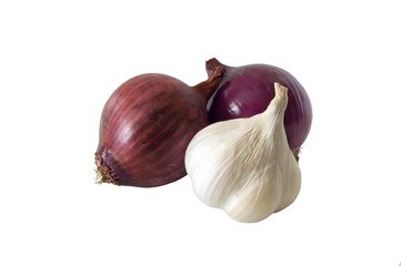 Rote Zwiebeln mit Knoblauchknolle