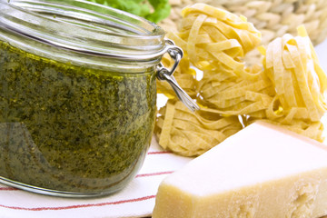 Pesto mit Hartkäse und Nudeln