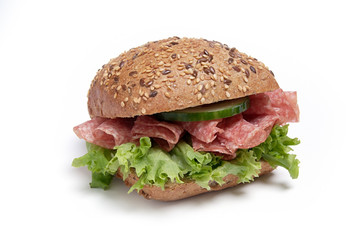 vollkornbrötchen mit salami und salat 2