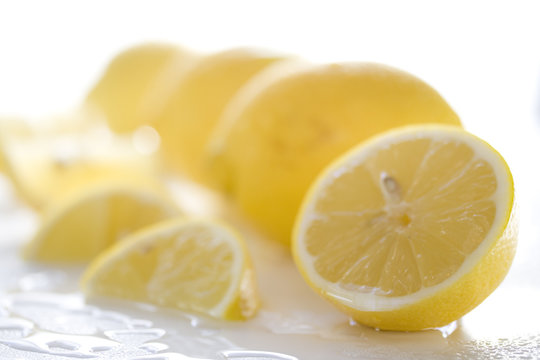Zitronen, gewaschen und geschnitten