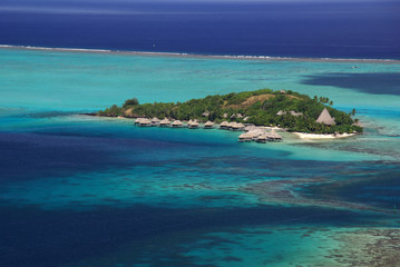 Fototapeta na wymiar Hotel nad turkusową laguną w Bora Bora, Polinezja Francuska