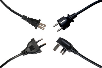 Vier verschiedene schwarze Stecker, isoliert, weißer Hintergrund