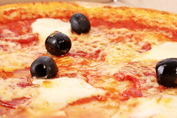 Pizza with olives .