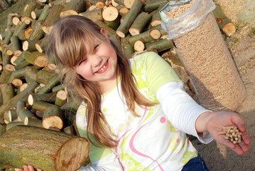 Holzpellets als regenerative Energie mit Mädchen