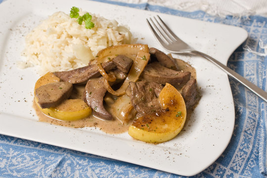 ger&ouml;stete Leber mit &Auml;pfel und Reis