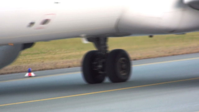 flugzeug auf dem rollfeld