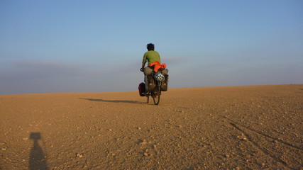 Fototapeta na wymiar à vélo dans le désert