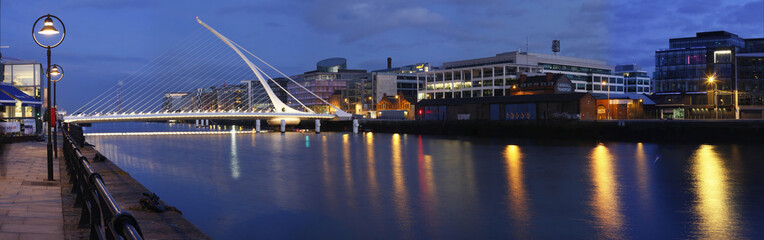 Fototapeta premium Dublin most i Lifey rzeka