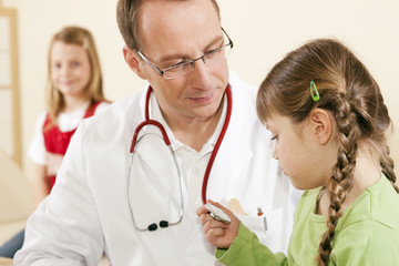 Kinderarzt mit Kindern als Patienten