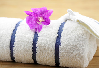 orchidée exotique serviette blanche fond bambou