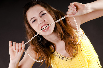 giovane donna con collana in bocca