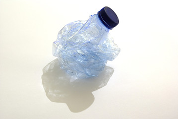 bouteille en plastique compressée