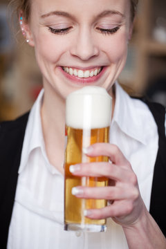 junge frau trinkt ein bier