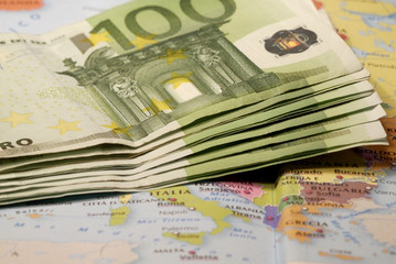 banconote da 100 euro su cartina geografica dell'Europa