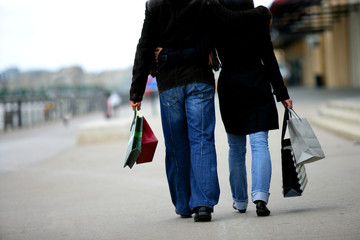 Couple amoureux faisiant les soldes