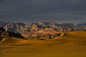 Algérie, randonnée dans la Tadrart rouge