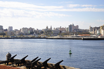 Skyline Havanna mit Geschützen