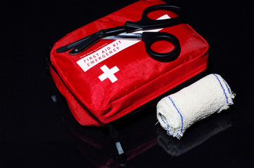 trousse de secours,premiers soins,first aid