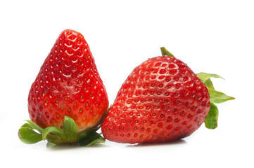 fragole su fondo bianco