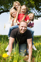 Familie reitet auf Papa