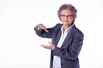 Ältere Business Dame zeigt Größe Porträt