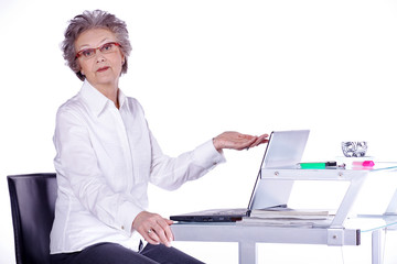 Ältere Business Dame am Schreibtisch Porträt