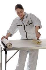 Junge Frau, M&auml;dchen am Tapeziertisch, Renovieren