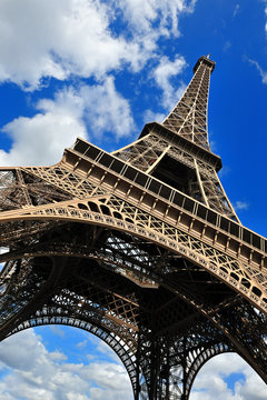 Beautiful photo of the Eiffel Tower in Paris