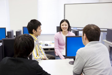 パソコンで勉強する学生